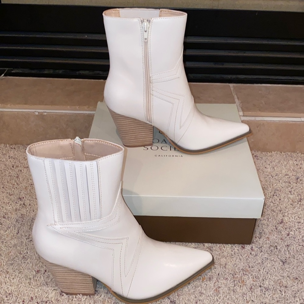 Oasis Society Kaydence White Star Ankle Boots. Size 8.5. NEW